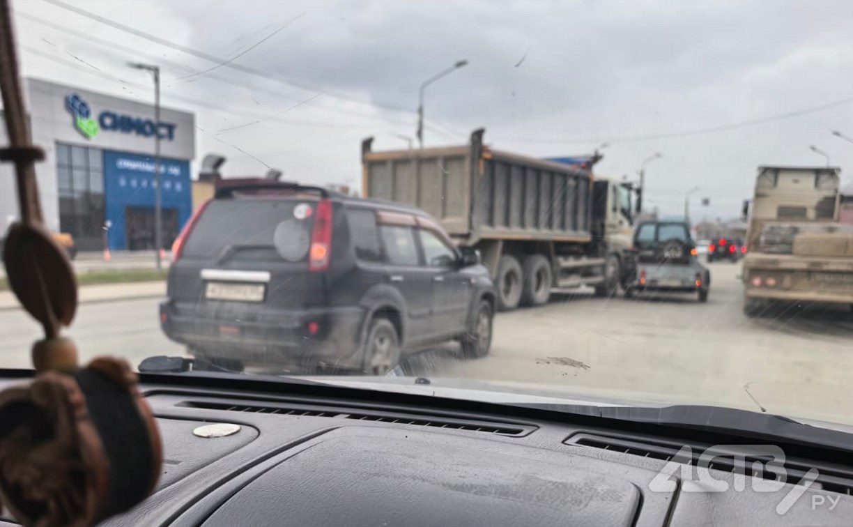 Самосвал и внедорожник с прицепом столкнулись в Южно-Сахалинске