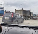 Самосвал и внедорожник с прицепом столкнулись в Южно-Сахалинске