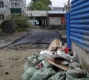 Строители торгового центра превратили двор в Южно-Сахалинске в склад для мусора