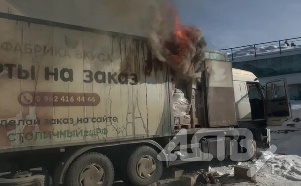 Фура загорелась в Долинске во время разгрузки товара: подробности происшествия