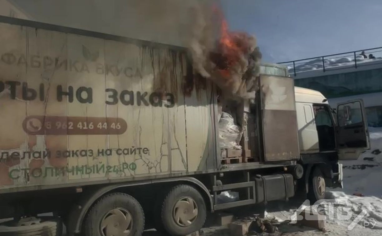 Фура загорелась в Долинске во время разгрузки товара: подробности происшествия