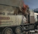 Фура загорелась в Долинске во время разгрузки товара: подробности происшествия