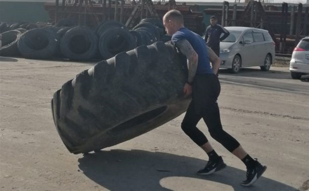 Сахалинец с гигантской покрышкой поставил международный рекорд
