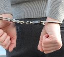 Колбы, весы и странные пакетики: полицейские нагрянули с обыском в одну из квартир в Южно-Сахалинске