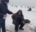 "Лёд нестабилен": инспекторы СКТУ навестили на льду сахалинских рыбаков-любителей