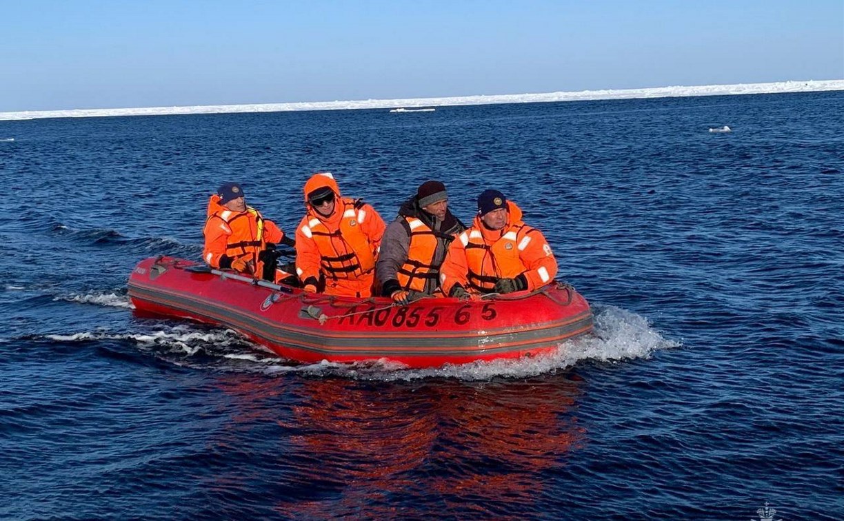 Спасатели доставили на берег оставшегося на льдине в Охотском море рыбака  