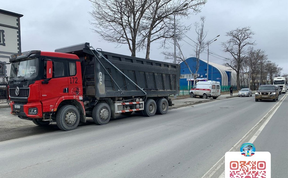 Самосвал подбил автомобиль в Южно-Сахалинске - пострадала женщина Самосвал подбил автомобиль в Южно-Сахалинске - пострадала женщина