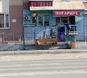 В Южно-Сахалинске школьник ждал автобус на крыше остановки