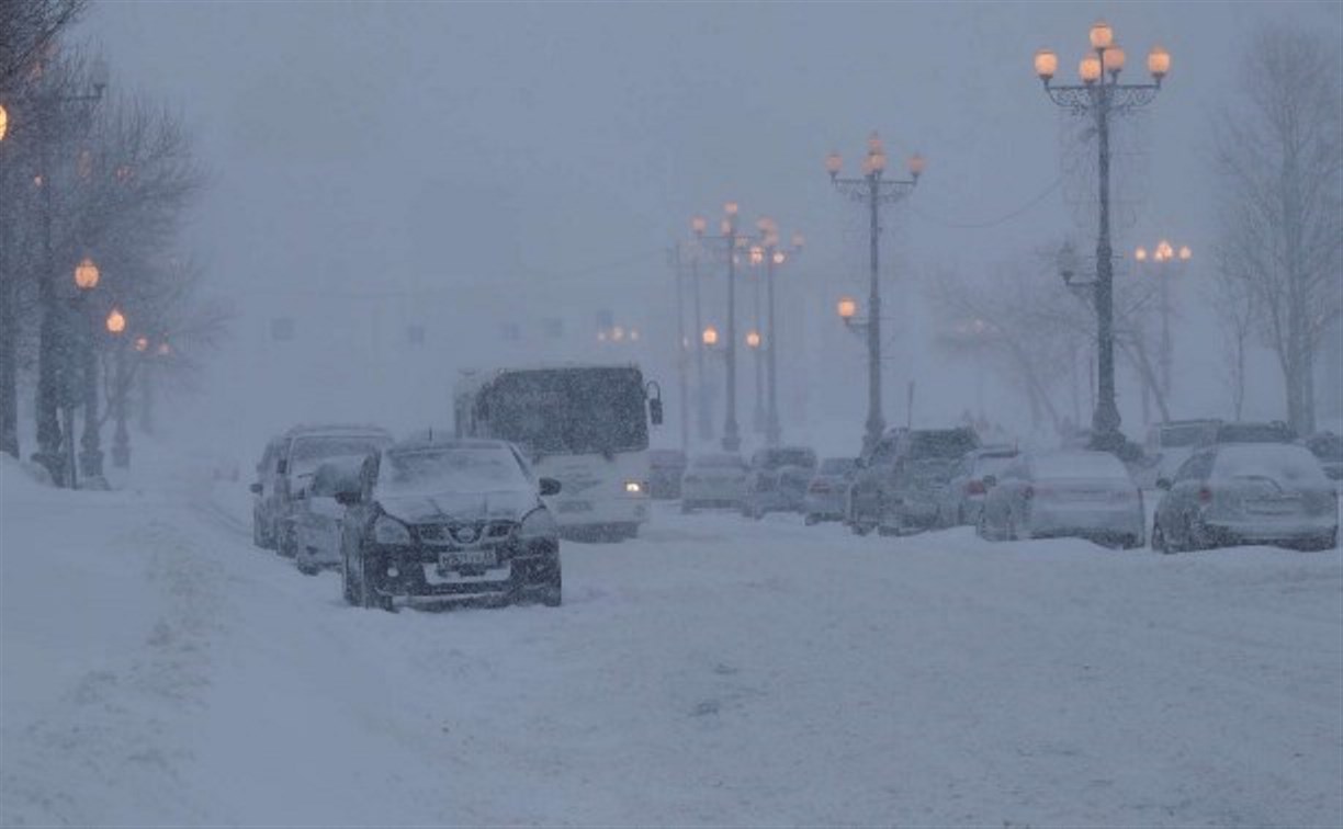 Южно-Сахалинск расчищают после очередного снежного циклона