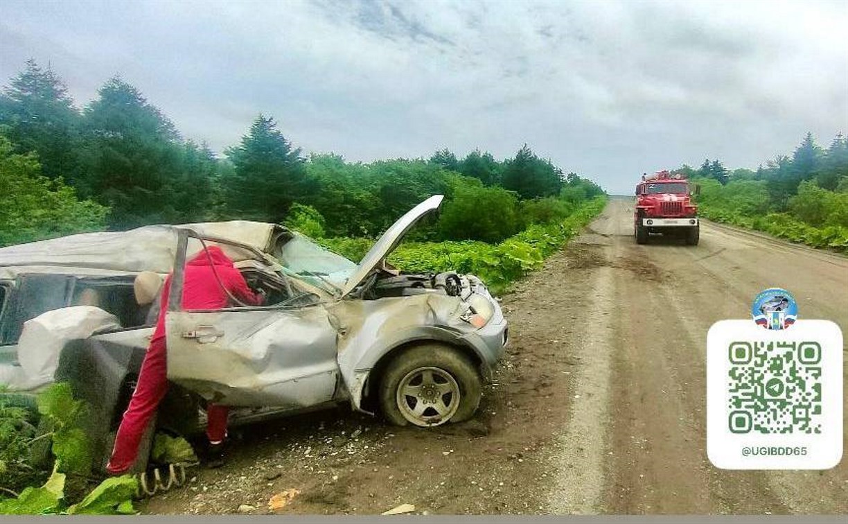 "Пострадал водитель": "Паджеро" опрокинулся в Корсаковском районе 