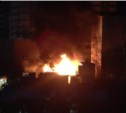 Два строительных вагончика сгорели в Южно-Сахалинске (ВИДЕО)