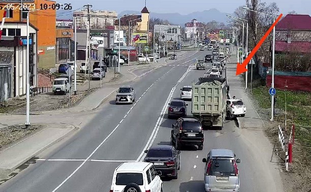 "Водитель выскочил на ходу": грузовик в Южно-Сахалинске протащил легковушку по дороге