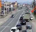 "Водитель выскочил на ходу": грузовик в Южно-Сахалинске протащил легковушку по дороге