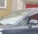 В Южно-Сахалинске заметили детей, катавшихся на микроавтобусе во дворах