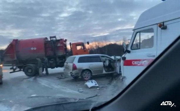 Водитель универсала пострадал при столкновении с мусоровозом в Корсаковском районе