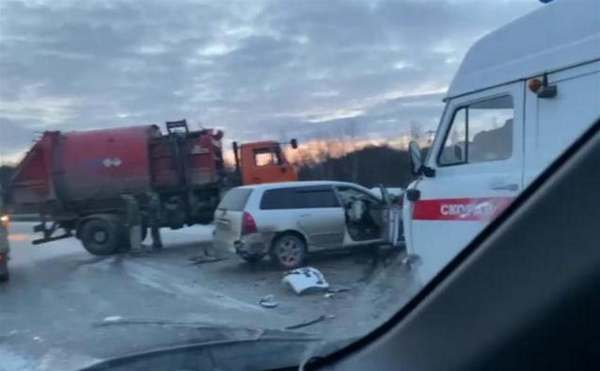 Водитель универсала пострадал при столкновении с мусоровозом в Корсаковском районе
