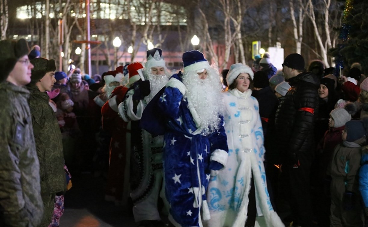 Шествием Дедов Морозов и огнем открыли новогоднюю елку в Ногликах