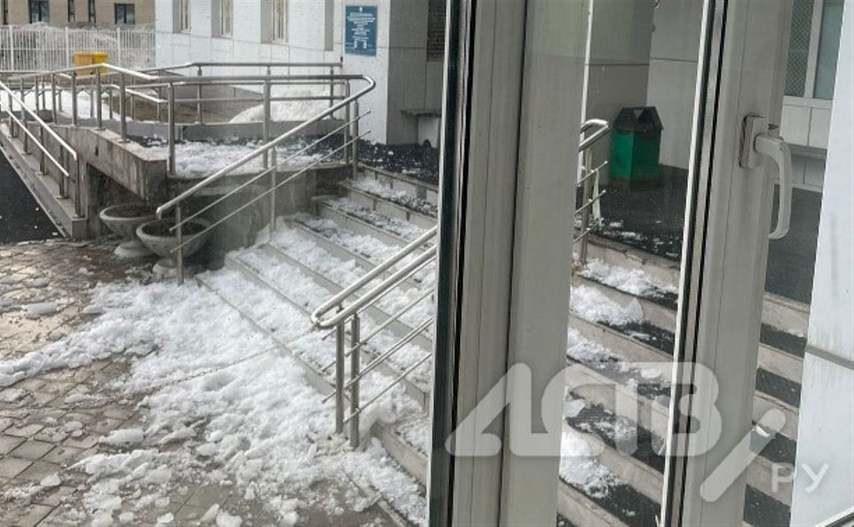 Следователи проводят проверку по факту падения снега с крыши на пешехода в Южно-Сахалинске