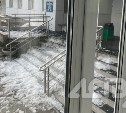 Следователи проводят проверку по факту падения снега с крыши на пешехода в Южно-Сахалинске