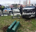 Автомобиль протаранил ограждение на проспекте Мира в Южно-Сахалинске