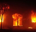 Пожар в жилом доме в Охотском тушили более восьми часов