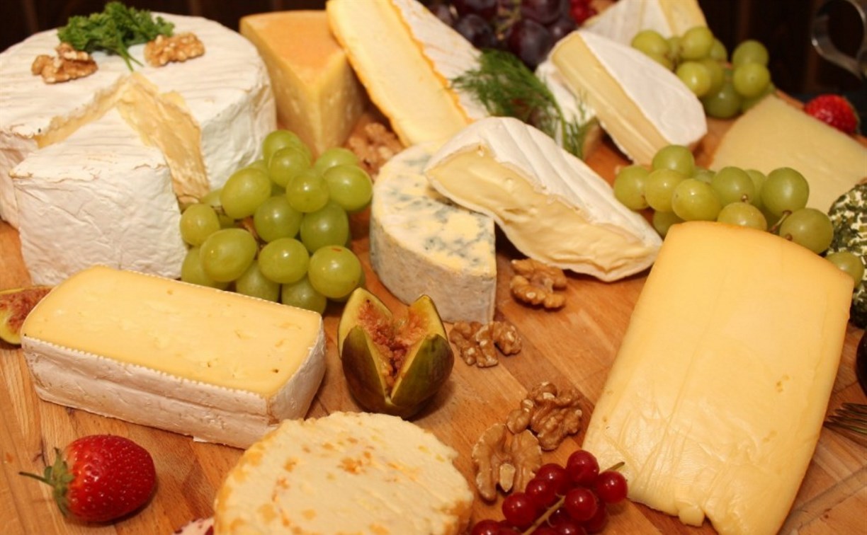 Сахалинцы могут приобрести в магазинах 8 наименований полутвердых сыров местного производства