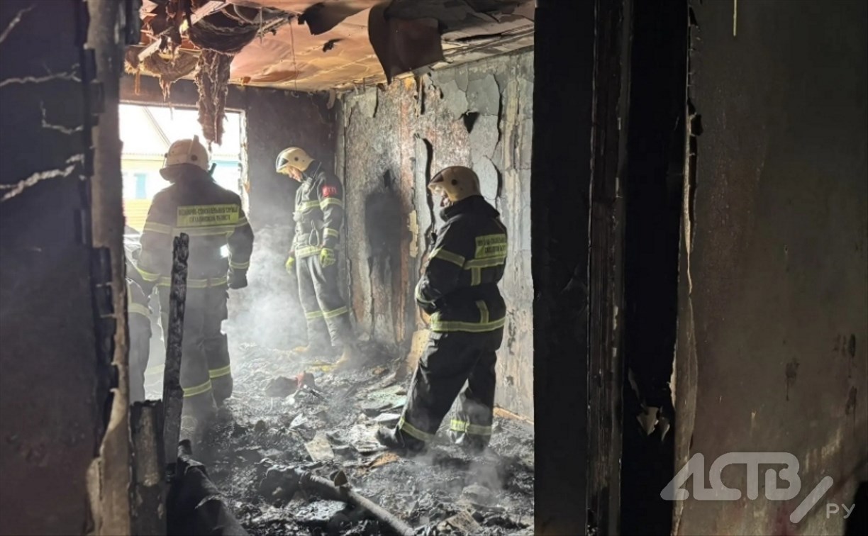 Пять квартир за день пострадали от пожара в Томари - жильцам оказывают помощь 