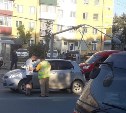 В Южно-Сахалинске оборванные провода мешают движению по улице Ленина
