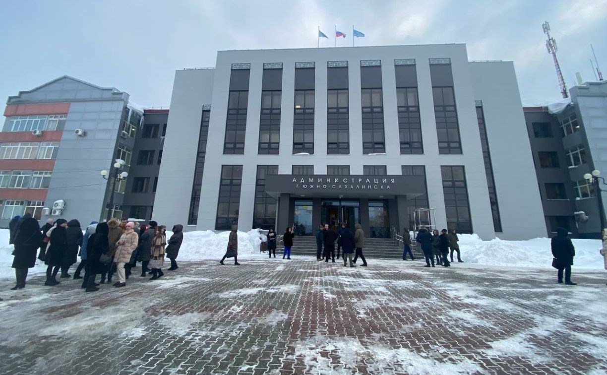 Администрацию Южно-Сахалинска эвакуировали из-за сообщения о бомбе