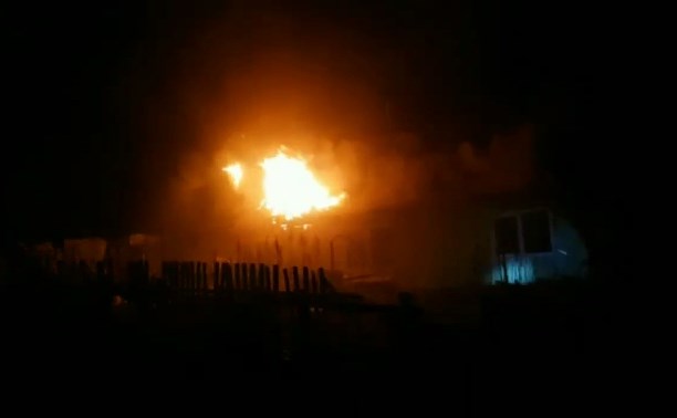 Частный дом с верандой загорелся в Малокурильском