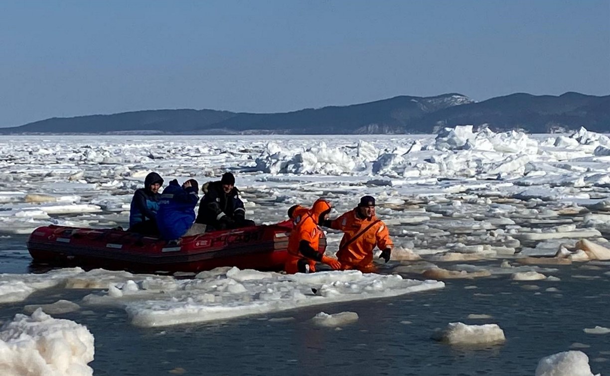 Спасатели эвакуировали более 200 человек со льдин в заливе Мордвинова