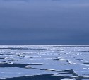 Сахалинских рыбаков предупреждают об опасности на льду в заливе Мордвинова