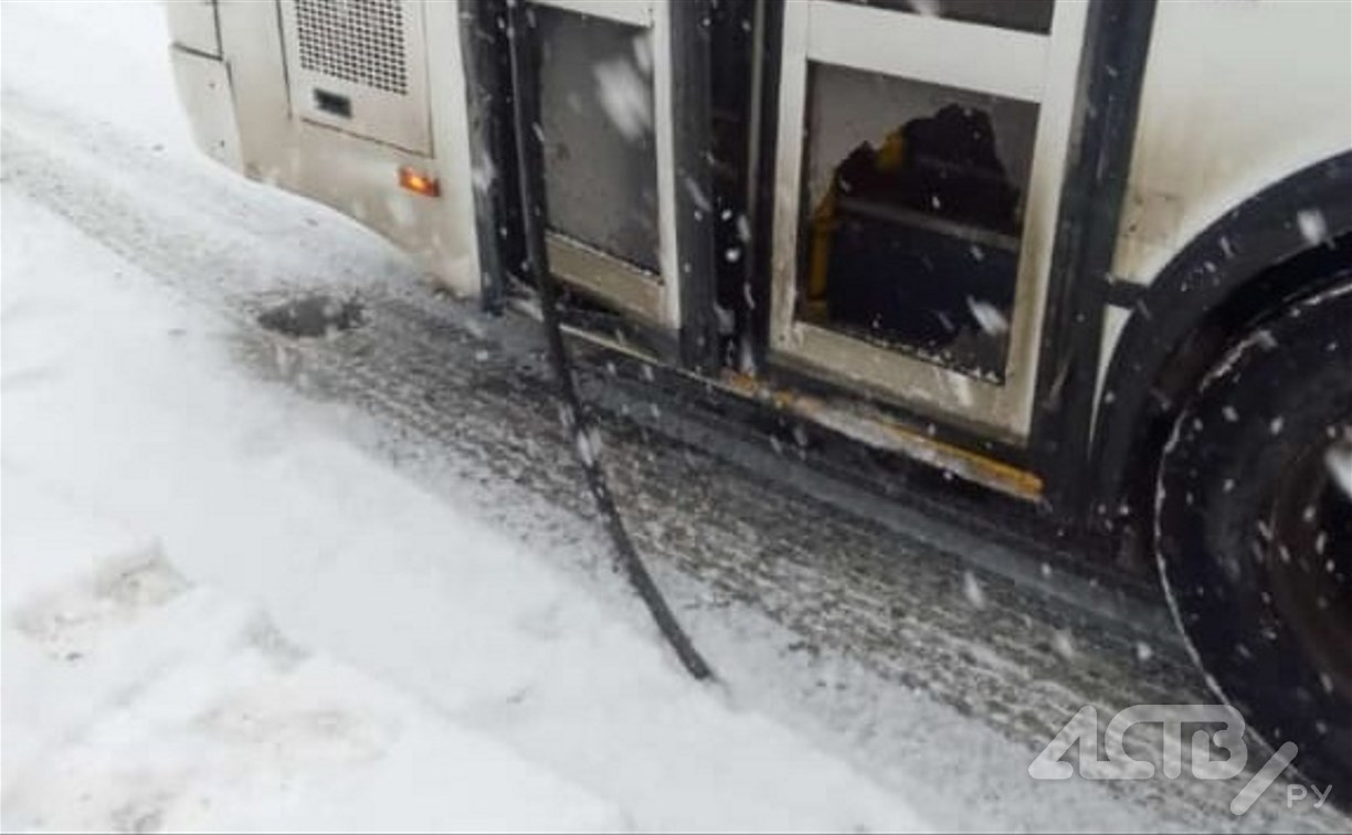 Маршрутный автобус врезался в дорожное ограждение в Южно-Сахалинске