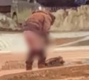 "Ну, приколист": мужчина оголил зад перед автомобилистами в Южно-Сахалинске