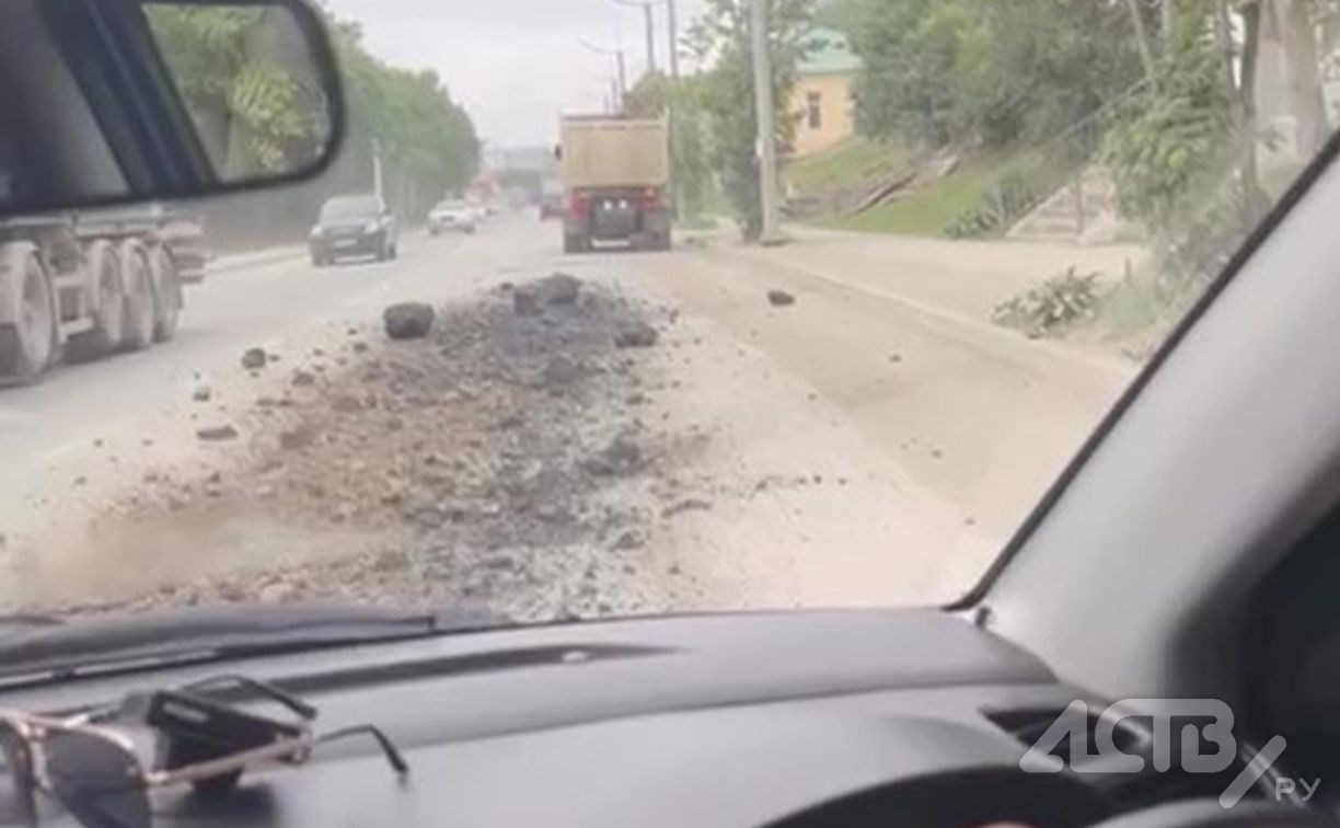 В Корсакове булыжники вывалились на дорогу из кузова самосвала В Корсакове булыжники вывалились на дорогу из кузова самосвала