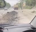 В Корсакове булыжники вывалились на дорогу из кузова самосвала