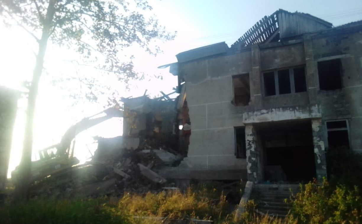На Сахалине сносят "заброшку", с балкона которой упала девочка
