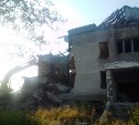 На Сахалине сносят "заброшку", с балкона которой упала девочка