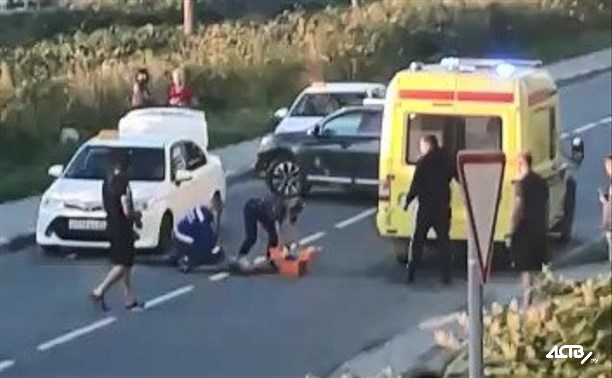 В Невельске насмерть сбили мужчину, который менял колесо