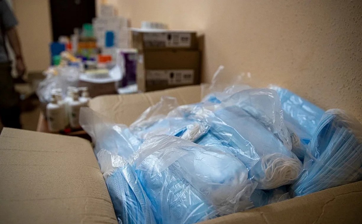 Жителям Сахалина продают в аптеках по 10 медицинских масок в руки 