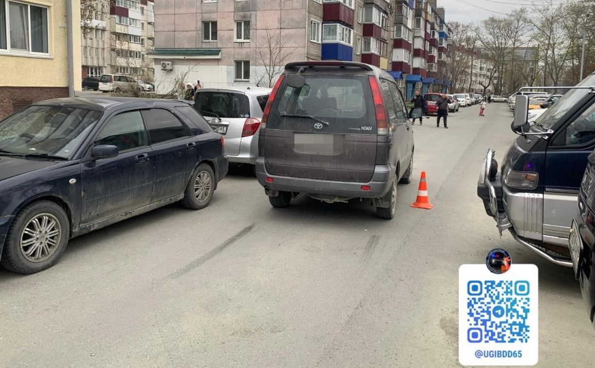 Во дворе дома в Южно-Сахалинске микроавтобус сбил девочку 