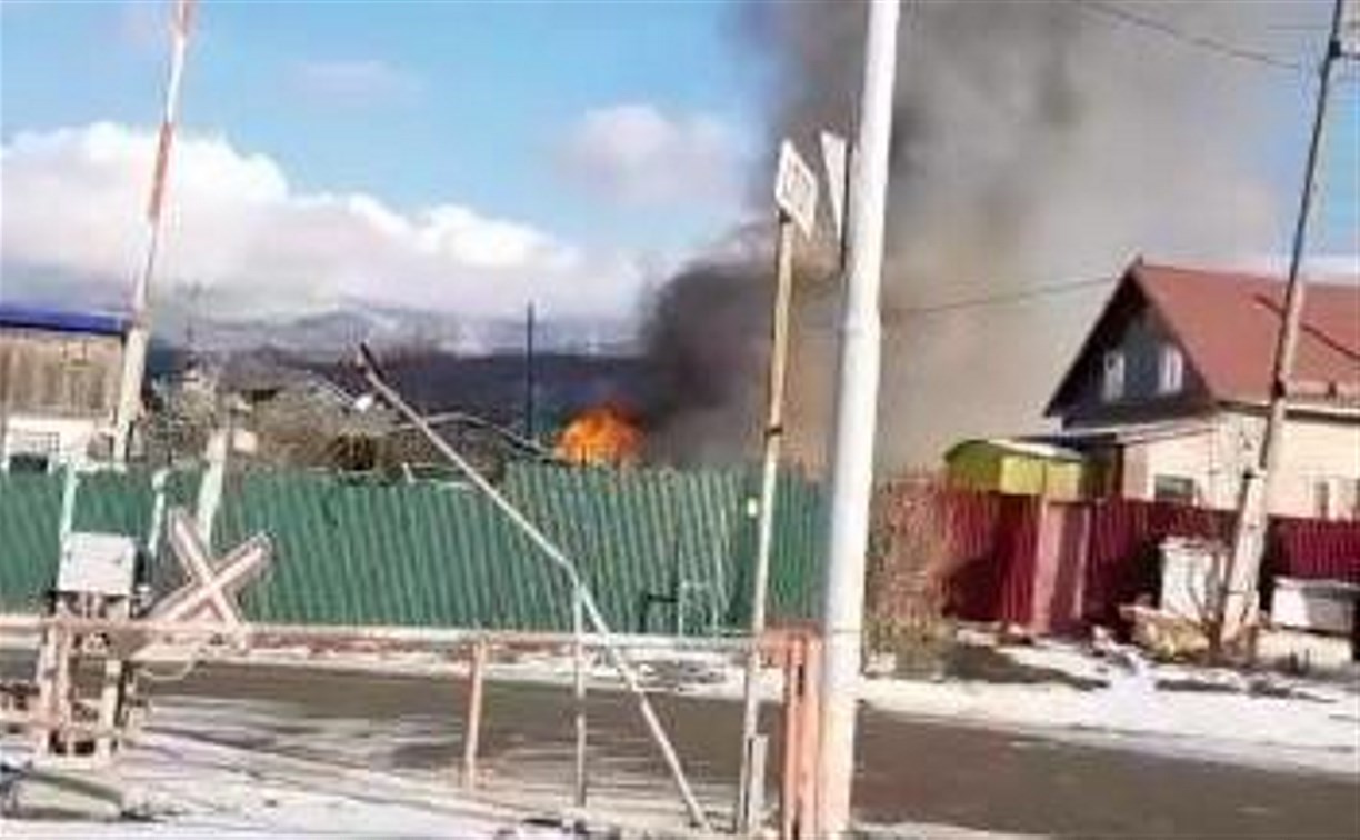 Пожар в переулке Восточном тушат в Южно-Сахалинске