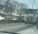 "Дети идут вместе с большегрузами": южносахалинцы просят сделать тротуар на участке дороги, где идет капремонт 