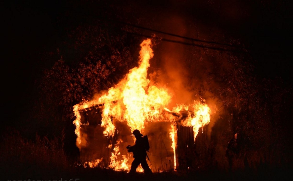 Сахалинцы поделились эпичными фотографиями пожара в Поронайске