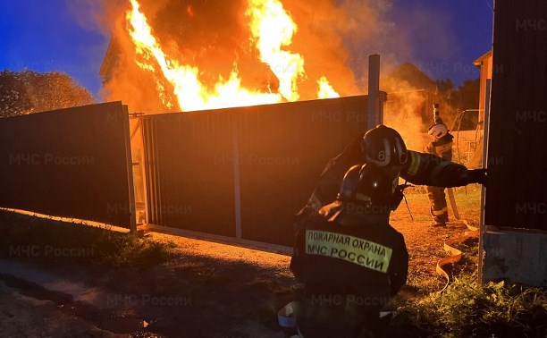 Пожар в южно-сахалинском СНТ "Лесник" уничтожил дом