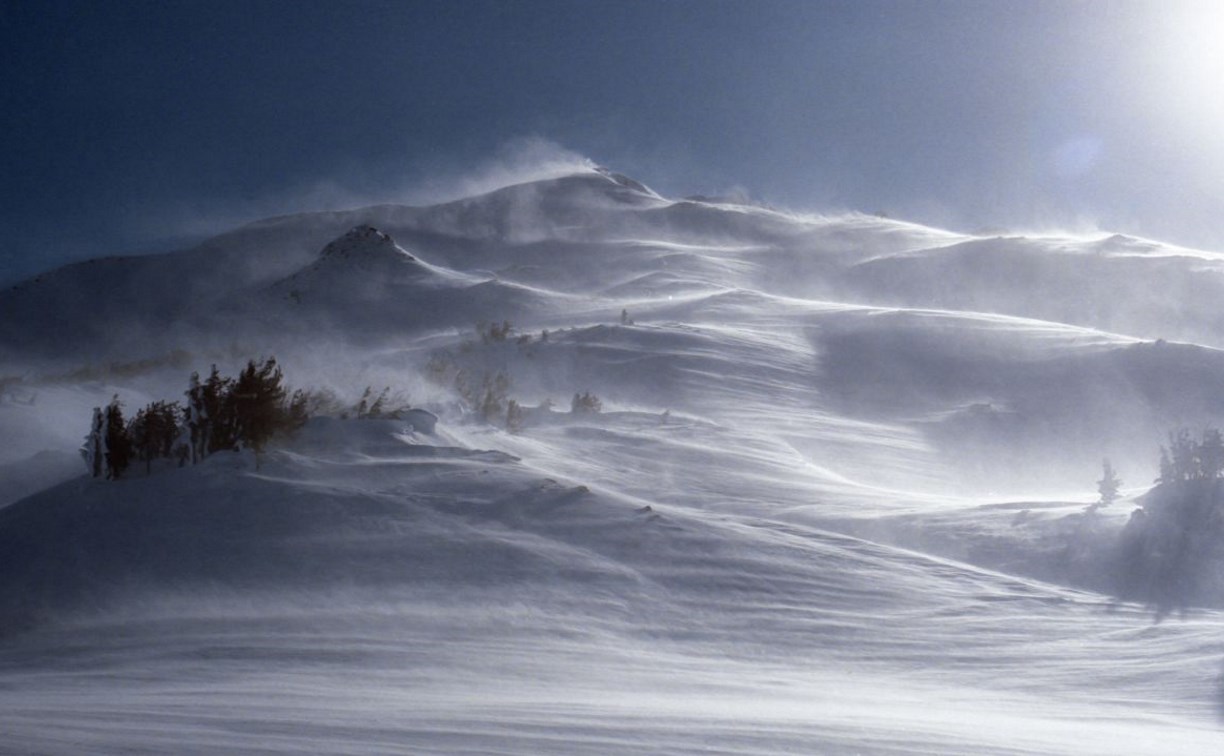 Порывистый ветер и снег обрушатся на районы Сахалинской области
