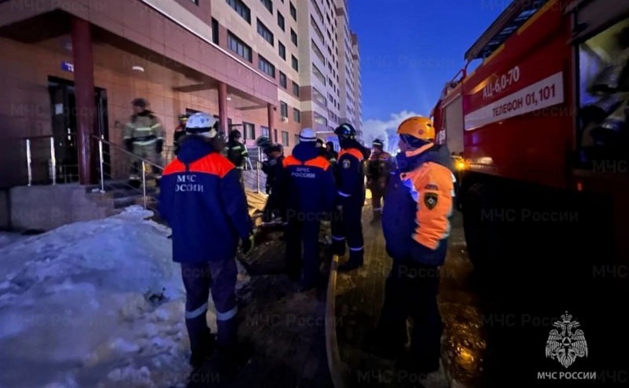 Рано утром из многоэтажки в Южно-Сахалинске эвакуировали людей из-за пожара в подвале