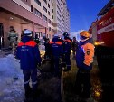 Рано утром из многоэтажки в Южно-Сахалинске эвакуировали людей из-за пожара в подвале
