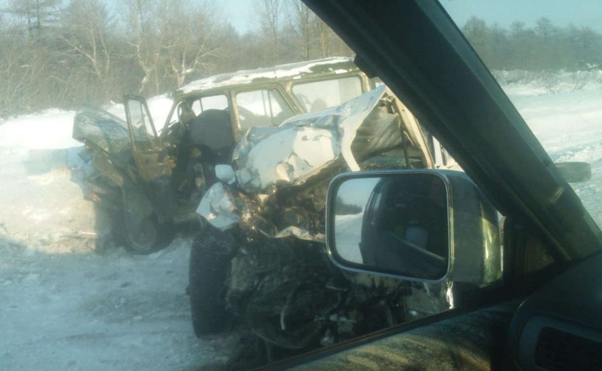 Два водителя и пассажир пострадали в лобовой аварии в Охинском районе