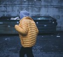 Южносахалинец вышел из ТЦ в куртке, которую взял примерить